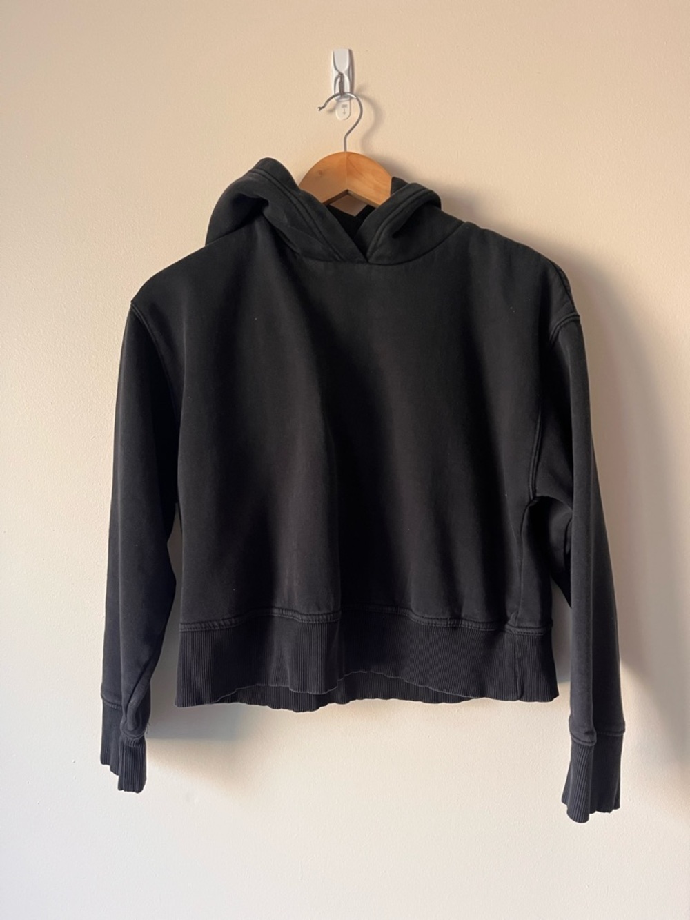 Zara women’s black cropped hoodie medium